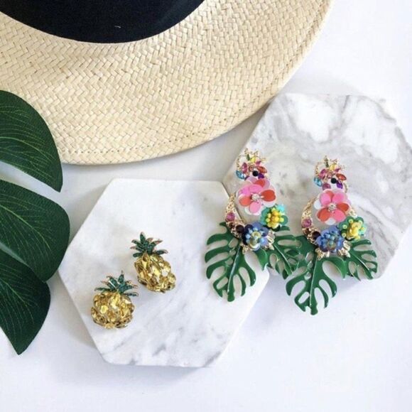 NEW! Dainty “Waikiki” Pineapple Stud Earrings 🍍 - Picture 4 of 12